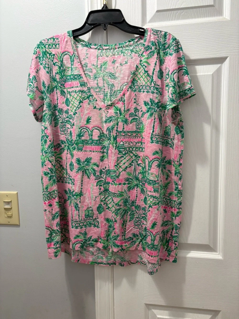 Lilly Pulitzer Etta Top MANDEVILLA BABY
ALWAYS WORTH IT Size XL - Picture 2 of 5